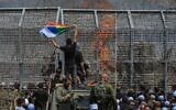 Des résidents druzes manifestent près de la barrière frontalière israélo-syrienne en solidarité avec leur communauté en Syrie, à Majdal Shams, le 16 juillet 2025. (Crédit : Michael Giladi/Flash90)