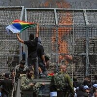 Des résidents druzes manifestent près de la barrière frontalière israélo-syrienne en solidarité avec leur communauté en Syrie, à Majdal Shams, le 16 juillet 2025. (Crédit : Michael Giladi/Flash90)