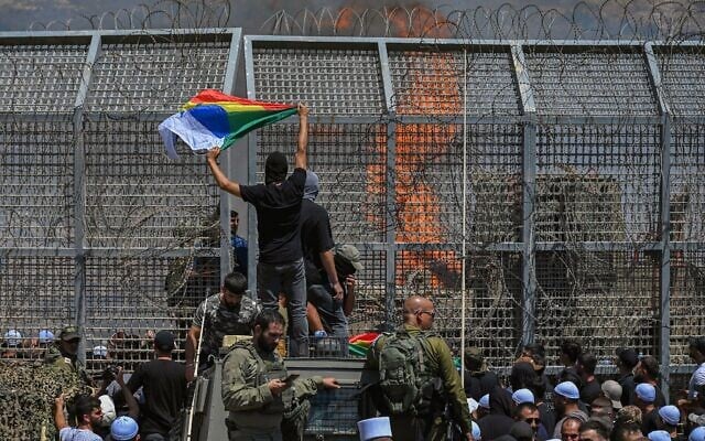 Des résidents druzes manifestent près de la barrière frontalière israélo-syrienne en solidarité avec leur communauté en Syrie, à Majdal Shams, le 16 juillet 2025. (Crédit : Michael Giladi/Flash90)