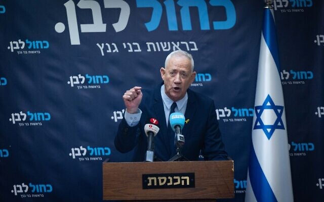 Le chef du parti Kakhol Lavan, Benny Gantz, dirigeant une réunion de faction, à la Knesset, à Jérusalem, le 21 juillet 2025. (Crédit : Yonatan Sindel/Flash90)