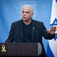 Le chef de l'opposition et du parti Yesh Atid, le député Yaïr Lapid, dirigeant une réunion de faction de la Knesset, à Jérusalem, le 21 juillet 2025. (Crédit : Yonatan Sindel/Flash90)