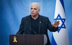 Le chef de l'opposition et du parti Yesh Atid, le député Yaïr Lapid, dirigeant une réunion de faction de la Knesset, à Jérusalem, le 21 juillet 2025. (Crédit : Yonatan Sindel/Flash90)