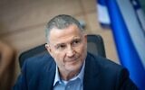Le député du Likud Yuli Edelstein, présidant une réunion de la commission des Affaires étrangères et de la Défense de la Knesset, à Jérusalem, le 21 juillet 2025 (Crédit : Yonatan Sindel/Flash90)
