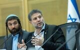 Le ministre des Finances Bezalel Smotrich (à droite) assistant à une conférence de la Knesset sur la présence juive dans la bande de Gaza, à la Knesset, à Jérusalem, le 22 juillet 2025. (Crédit : Chaïm Goldberg/Flash90)