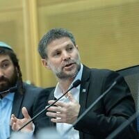 Le ministre des Finances Bezalel Smotrich (à droite) assistant à une conférence de la Knesset sur la présence juive dans la bande de Gaza, à la Knesset, à Jérusalem, le 22 juillet 2025. (Crédit : Chaïm Goldberg/Flash90)