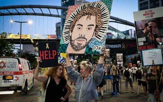 Des manifestants protestent pour la libération des Israéliens retenus en otages dans la bande de Gaza, devant la base militaire de Kirya à Tel Aviv, le 23 juillet 2025. (Crédit : Avshalom Sassoni/Flash90) Des manifestants protestent pour la libération des Israéliens retenus en otages dans la bande de Gaza, devant la base militaire de Kirya à Tel Aviv, le 23 juillet 2025. (Crédit : Avshalom Sassoni/Flash90)