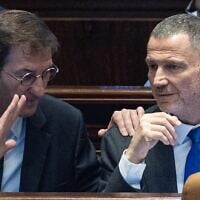 Le député du Likoud Boaz Bismuth (à gauche) s'entretient avec son collègue Yuli Edelstein lors d'une discussion sur une proposition non contraignante visant à appliquer la souveraineté sur la Cisjordanie, à la Knesset, le 23 juillet 2025. (Crédit : Yonatan Sindel/Flash90)