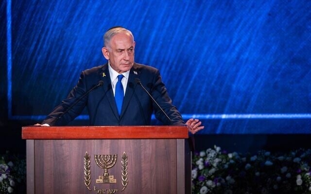 Le Premier ministre Benjamin Netanyahu s'exprime lors d'une cérémonie commémorative en l'honneur du pionnier sioniste Zeev Jabotinsky au mont Herzl à Jérusalem, le 24 juillet 2025. (Crédit : Chaim Goldberg/Flash90)