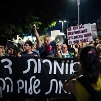 Des manifestants défilent, appelant à un accord avec le Hamas pour mettre fin à la guerre et libérer tous les otages, à Tel Aviv, le 24 juillet 2025. (Erik Marmor/Flash90)