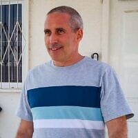 Le député Likud MK Hanoch Milwidsky quittant le quartier général de l'unité anti-corruption de la police, Lahav 433, à Lod, le 25 juillet 2025. (Crédit : Roy Alima/Flash90)