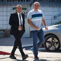 Le député du Likud Hanoch Milwidsky (à droite) quitte le quartier général de la police Lahav 433 à Lod le 25 juillet 2025, accompagné de son avocat. (Crédit : Roy Alima/Flash90)