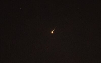 Un système de défense aérienne israélien lançant des missiles intercepteurs contre un missile tiré par les Houthis yéménites soutenus par la République islamique, vu depuis Jérusalem, le 25 juillet 2025. (Crédit : Yonatan Sindel/Flash90)