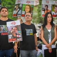Les familles des Israéliens retenus en otage à Gaza tiennent une conférence de presse à Tel Aviv le 26 juillet 2025. (Crédit : Avshalom Sassoni/Flash90)