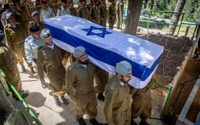 La famille et les amis assistent aux funérailles de Bezalel Yehoshua Mosbacher, soldat de Tsahal, au cimetière militaire du Mont Herzl à Jérusalem, le 27 juillet 2025. (Crédit : Chaim Goldberg/Flash90)