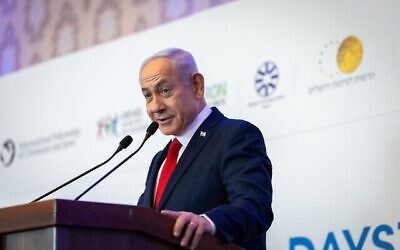 Le Premier ministre Benjamin Netanyahu lors d'une conférence chrétienne à l'hôtel Waldorf Astoria de Jérusalem, le 27 juillet 2025. (Crédit : Chaim Goldberg/Flash90)
