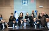 Le député Hanoch Milwidsky (au centre) présidant une réunion de la commission des Finances de la Knesset, le 29 juillet 2025. (Crédit : Chaïm Goldberg/Flash90)