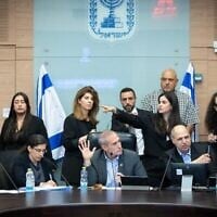 Le député Hanoch Milwidsky (au centre) présidant une réunion de la commission des Finances de la Knesset, le 29 juillet 2025. (Crédit : Chaïm Goldberg/Flash90)