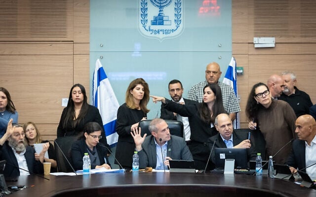Le député Hanoch Milwidsky (au centre) présidant une réunion de la commission des Finances de la Knesset, le 29 juillet 2025. (Crédit : Chaïm Goldberg/Flash90)