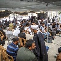 Des parents et des amis d'Awdah Hathaleen pleurent sa mort après qu'il a été abattu lors d'un affrontement avec des colons israéliens près du village d'Umm al Kheir, en Cisjordanie, le 29 juillet 2025. (Crédit : Wisam Hashlamoun/Flash90)
