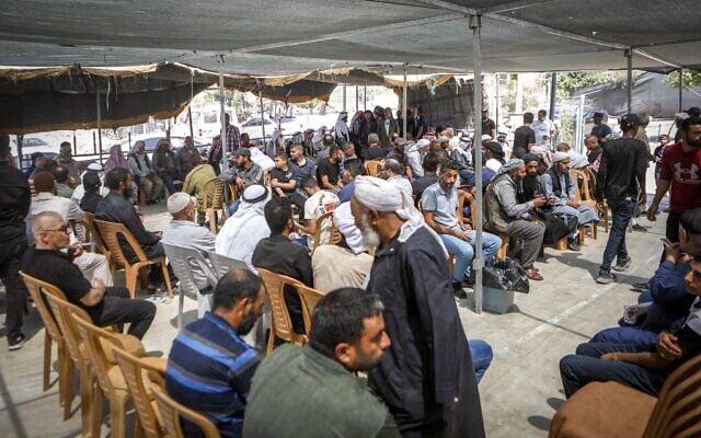 Des parents et des amis d'Awdah Hathaleen pleurent sa mort après qu'il a été abattu lors d'un affrontement avec des colons israéliens près du village d'Umm al Kheir, en Cisjordanie, le 29 juillet 2025. (Crédit : Wisam Hashlamoun/Flash90) Des parents et des amis d'Awdah Hathaleen pleurent sa mort après qu'il a été abattu lors d'un affrontement avec des colons israéliens près du village d'Umm al Kheir, en Cisjordanie, le 29 juillet 2025. (Crédit : Wisam Hashlamoun/Flash90)