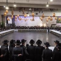 Des rabbins haredim assistent à une conférence contre les efforts visant à enrôler les jeunes ultra-orthodoxes dans l'armée israélienne (IDF) au kibboutz Maale Hahamisha, le 30 juillet 2025. (Crédit : Chaim Goldberg/FLASH90)