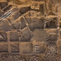 Vue aérienne verticale de la zone E des fouilles de la Gath biblique (Tell es-Safi moderne), où un âne a été trouvé dans un quartier de l'âge du bronze ancien (Crédit : Skyview Inc.).