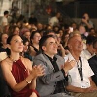 Gal Gadot (deuxième à gauche), son mari Yaron Varsano (à gauche), le directeur du festival Roni Mahadev-Levin (au centre), Daniel Mimran, président du conseil d’administration de la Cinémathèque de Jérusalem (deuxième à droite), et le maire de Jérusalem, Moshe Lion, lors de l’ouverture du 42e Festival du film de Jérusalem, le 17 juillet 2025. (Crédit : Sivan Farag)