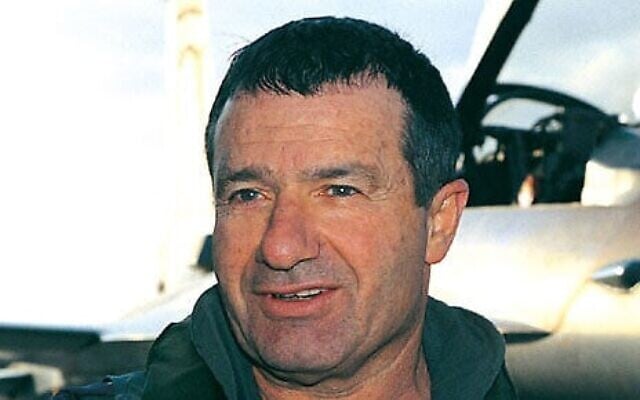 Le général de brigade (Rés.) Giora Even Epstein, le pilote de chasse le plus décoré d'Israël. (Crédit : Armée israélienne)