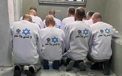 L'administration pénitentiaire israélienne a revêtu les prisonniers palestiniens sur le point d'être libérés de t-shirts arborant son logo, une étoile de David et la phrase en arabe : « Ni pardon ni oubli », le 15 février 2025. (Crédit : Service pénitentiaire d'Israël)