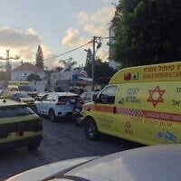 Une ambulance du Magen David Adom se tient sur les lieux où une fillette de 2 ans a été retrouvée dans une voiture fermée, sans surveillance, inconsciente et dans un état critique avec des signes de coup de chaleur, à Hadera, le 3 juillet 2025. (Magen David Adom)