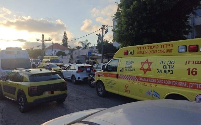 Une ambulance du Magen David Adom se tient sur les lieux où une fillette de 2 ans a été retrouvée dans une voiture fermée, sans surveillance, inconsciente et dans un état critique avec des signes de coup de chaleur, à Hadera, le 3 juillet 2025. (Magen David Adom)