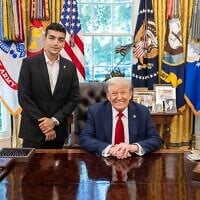 Sur cette photo, le président américain Donald Trump, assis, pose avec l’ex-otage à la double nationalité israélienne et américaine, Edan Alexander à la Maison Blanche, à Washington, le 3 juillet 2025. (Crédit : Maison Blanche)
