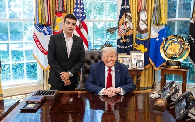 Sur cette photo, le président américain Donald Trump, assis, pose avec l’ex-otage à la double nationalité israélienne et américaine, Edan Alexander à la Maison Blanche, à Washington, le 3 juillet 2025. (Crédit : Maison Blanche) Sur cette photo, le président américain Donald Trump, assis, pose avec l’ex-otage à la double nationalité israélienne et américaine, Edan Alexander à la Maison Blanche, à Washington, le 3 juillet 2025. (Crédit : Maison Blanche)