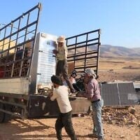 Les habitants de Muarjat quittant leur village en raison des violences des résidents d’implantations. (Crédit : La Paix maintenant/X)