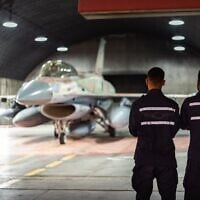 Des soldats de l'armée de l'air israélienne préparent des avions de combat pour procéder à des frappes sur des cibles houthies au Yémen, le 6 juillet 2025. (Crédit : Tsahal)