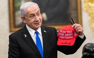 Le Premier ministre Benjamin Netanyahu tenant une casquette sur laquelle on peut lire « Trump avait raison sur tout ! », sur une photo publiée par la Maison Blanche le 8 juillet 2025, après la rencontre entre Netanyahu et le président américain Donald Trump. (Crédit : X)