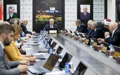 Le Premier ministre de l'Autorité palestinienne, Muhammad Mustafa, tient une réunion du cabinet à Ramallah le 17 juillet 2025. (Crédit : Ministère des Affaires étrangères de l'Autorité palestinienne/X)