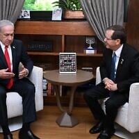 Le président Isaac Herzog (à droite) rencontre le Premier ministre Benjamin Netanyahu à Jérusalem, le 6 juillet 2025. (Crédit : Haim Zach/GPO)