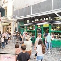 Des clients devant L'As du Fallafel, dans le quartier historiquement juif du Marais, à Paris, le 11 juillet 2025. (Crédit : Zev Stub/Times of Israel).