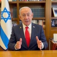 Le Premier ministre Benjamin Netanyahu diffuse un message préenregistré depuis son bureau à Jérusalem, le 29 juillet 2025. (Capture d'écran/bureau du Premier ministre)