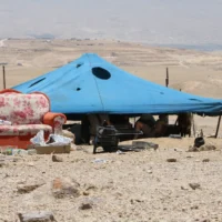 Un campement établi par des militants extrémistes à quelques 50 mètres du hameau bédouin palestinien de Muarrajat dans le sud de la vallée du Jourdain en Cisjordanie, le 6 juillet 2025. (Crédit: Jeremy Sharon/The Times of Israel)