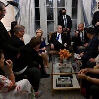 Le Premier ministre Benjamin Netanyahu et son épouse Sara, au centre, rencontrent des familles d'otages détenus à Gaza, à Washington, DC, le 9 juillet 2025. (Crédit : Avi Ohayon/GPO)