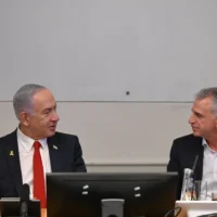 Le Premier ministre Benjamin Netanyahu (à gauche) s'entretient avec le chef du Mossad, David Barnea, lors d'une visite au siège du Mossad, le 2 juillet 2025. (Crédit : Haim Zach/GPO)