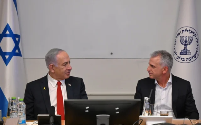 Le Premier ministre Benjamin Netanyahu (à gauche) s'entretient avec le chef du Mossad, David Barnea, lors d'une visite au siège du Mossad, le 2 juillet 2025. (Crédit : Haim Zach/GPO) Le Premier ministre Benjamin Netanyahu (à gauche) s'entretient avec le chef du Mossad, David Barnea, lors d'une visite au siège du Mossad, le 2 juillet 2025. (Crédit : Haim Zach/GPO)