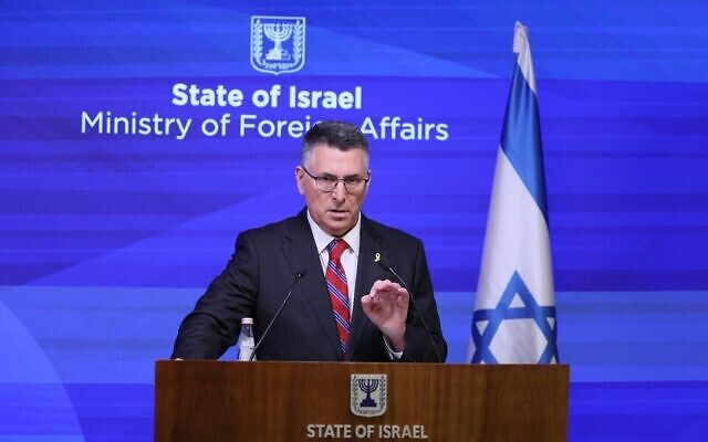 Le ministre des Affaires étrangères Gideon Saar lors d'une conférence de presse, à Jérusalem, le 29 juillet 2025. (Crédit : Sivan Shachor/GPO)