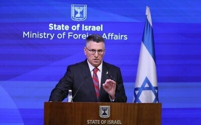 Le ministre des Affaires étrangères Gideon Saar s'exprimant lors d'une conférence de presse, à Jérusalem, le 29 juillet 2025. (Crédit : Sivan Shachor/GPO)