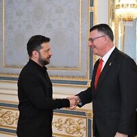 Le ministre des Affaires étrangères Gideon Saar (à droite) rencontre le président ukrainien Volodymyr Zelensky à Kiev le 23 juillet 2025. (Crédit : Shlomi Amsalem/GPO)