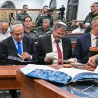 De gauche à droite, le chef de la police Kobi Shabtai, le Premier ministre Benjamin Netanyahu, le ministre de la Sécurité nationale Itamar Ben Gvir et le président de la Knesset Amir Ohana lors de la lecture de la megillah de Pourim sur une base de la police des frontières en Cisjordanie, le 6 mars 2023. (Crédit : Kobi Gideon / GPO)