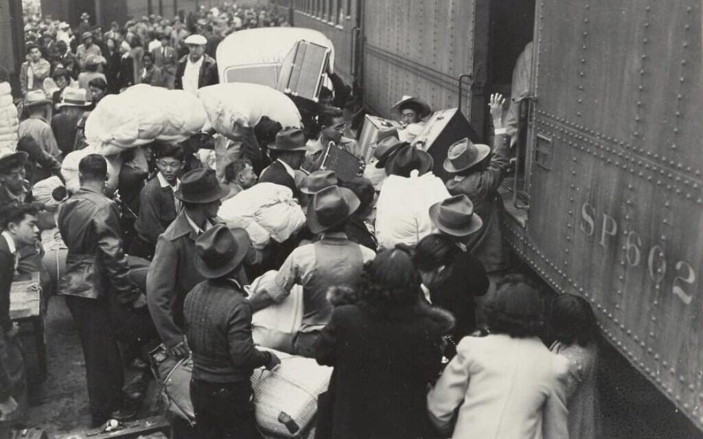 Au départ de Los Angeles pour Manzanar dans le même transport qu'Elaine et Tommy Yoneda, 1er avril 1942. (Autorisation : National Archives and Records Administration)