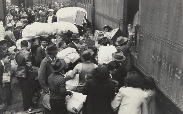 Au départ de Los Angeles pour Manzanar dans le même transport qu'Elaine et Tommy Yoneda, 1er avril 1942. (Autorisation : National Archives and Records Administration)